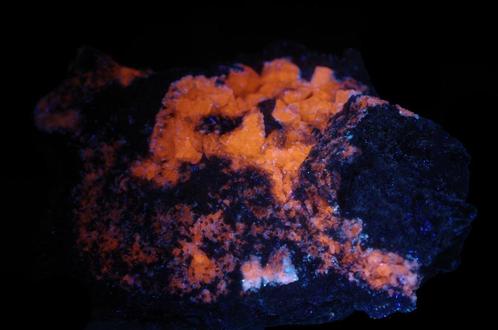 Zeldzame HAUYN UV kristallen uit Italië., Verzamelen, Mineralen en Fossielen, Mineraal, Ophalen of Verzenden