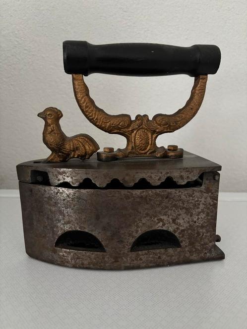 Sierlijk Antiek Kolen Strijkijzer, Antiek en Kunst, Antiek | Gereedschap en Instrumenten, Ophalen of Verzenden