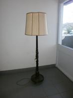 Antieke houtgesneden lamp met bijbehorende kap, Ophalen
