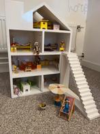 Houten poppenhuis met hape meubels, Kinderen en Baby's, Speelgoed | Poppenhuizen, Ophalen of Verzenden, Zo goed als nieuw
