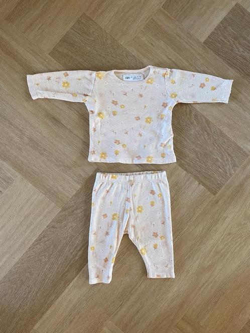 Z.g.a.n. Lichtgeel setje met bloemen, Zara, maat 56 / 62, Kinderen en Baby's, Babykleding | Maat 56, Zo goed als nieuw, Meisje