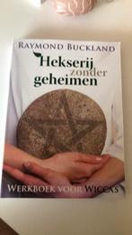 Raymond Buckland - Hekserij zonder geheimen, Boeken, Esoterie en Spiritualiteit, Ophalen of Verzenden, Zo goed als nieuw, Instructieboek