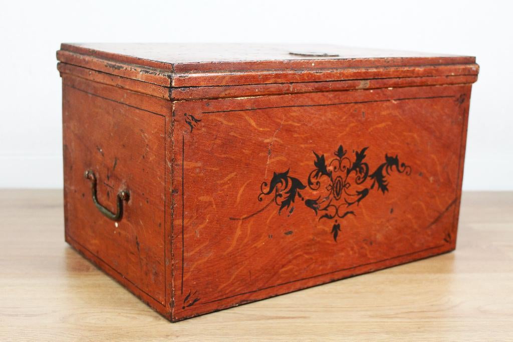 Antieke Engelse strongbox kluis faux bois kist koffer metaal, Huis en Inrichting, Woonaccessoires | Kisten, Gebruikt, Minder dan 50 cm
