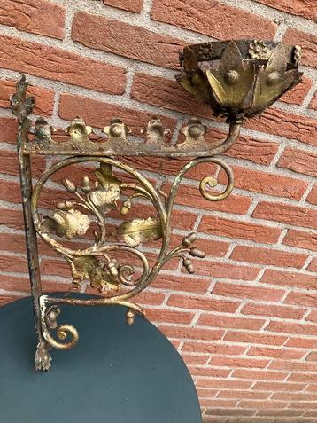 Groot oud siersmeedwerk voor bevestiging aan een muur. beschikbaar voor biedingen
