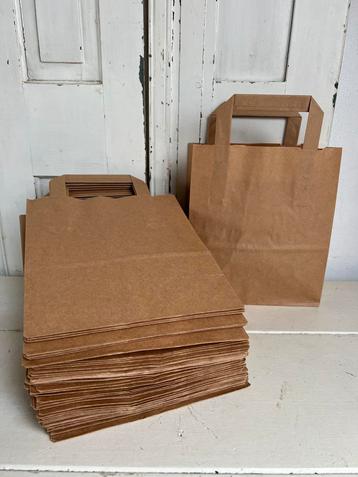 Partij van 55 bruine / naturelkleurige cadeautasjes. beschikbaar voor biedingen