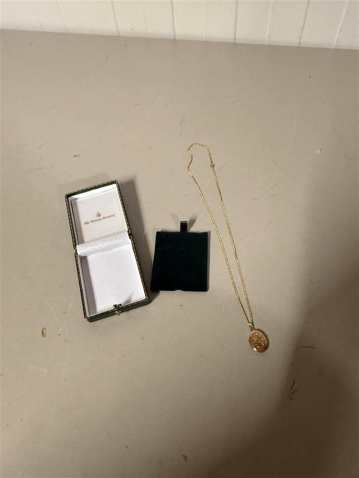 Gouden Medaillon Ketting - 9ct Geelgoud Met Bloemenpatroon e, Sieraden, Tassen en Uiterlijk, Kettingen, Zo goed als nieuw, Zilver