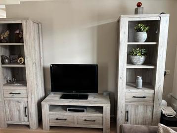 Eettafel dressoir tvmeubel salontafel boekenkasten beschikbaar voor biedingen