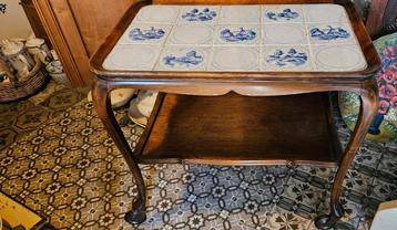 Mooie oude chippendale serveerwagen met Delftsblauwe tegels beschikbaar voor biedingen