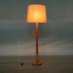 Vintage Zweedse houten vloerlamp met plissé kap jaren 60, Japandi, Gebruikt, Ophalen of Verzenden, Stof