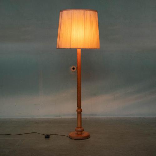 Vintage Zweedse houten vloerlamp met plissé kap jaren 60, Huis en Inrichting, Lampen | Vloerlampen, Gebruikt, 150 tot 200 cm, Stof