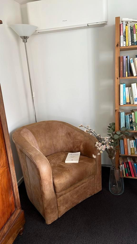Suède fauteuil, Huis en Inrichting, Fauteuils, Gebruikt, Overige materialen, 50 tot 75 cm, 75 tot 100 cm, Ophalen
