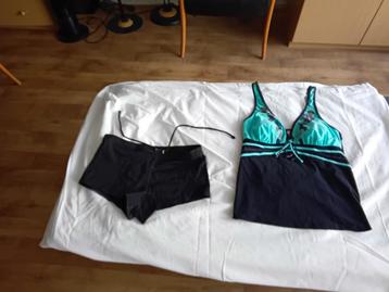 Tankini 2-delig turquoise en zwart broekje. beschikbaar voor biedingen