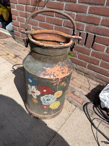 Ouderwetse melkbus beschikbaar voor biedingen