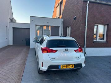 Toyota Auris 1.8 Full Hybrid 5DR CVT 2013 Wit beschikbaar voor biedingen