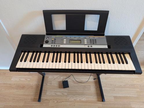 Yamaha YPT-240 keyboard met standaard en pedaal, Muziek en Instrumenten, Keyboards, Gebruikt, 61 toetsen, Yamaha, Met standaard