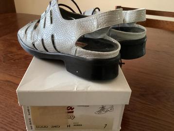 Mooie sandalen  beschikbaar voor biedingen