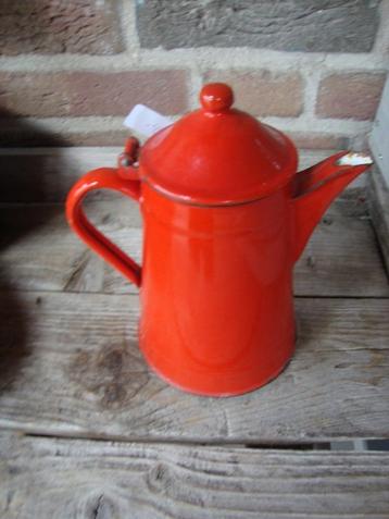 Rood emaille koffiekannetje. beschikbaar voor biedingen
