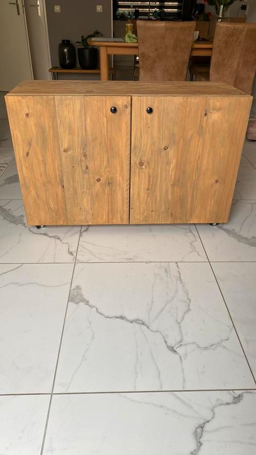 Steigerhouten (tv)kast op wielen, Huis en Inrichting, Kasten | Dressoirs, Gebruikt, 100 tot 150 cm, 25 tot 50 cm, Met deur(en)