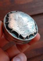 Zilveren pillendoosje gegraveerd bootje, Antiek en Kunst, Ophalen of Verzenden, Zilver