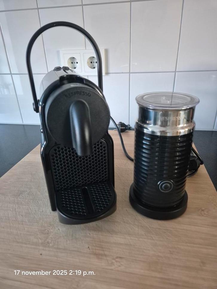 Nespresso Magimix Inissia met losse nespresso melkopschuimer, Witgoed en Apparatuur, Koffiezetapparaten, Zo goed als nieuw, Koffiepads en cups