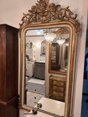 Prachtige antieke spiegel met een grote kuif met engelen beschikbaar voor biedingen