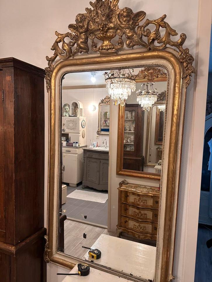 Prachtige antieke spiegel met een grote kuif met engelen, Antiek en Kunst, Antiek | Spiegels, Rechthoekig, Ophalen of Verzenden