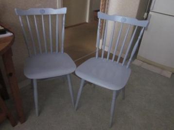 Twee leuke houten stoelen, lichtblauw ***laatste kans*** beschikbaar voor biedingen
