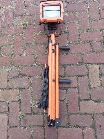 Halogeen bouwlamp op statief in nieuwstaat beschikbaar voor biedingen