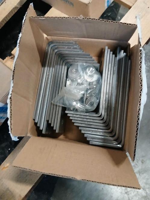 16 doosjes Kozijnstelhoeken, Doe-het-zelf en Verbouw, Metalen, Zo goed als nieuw, IJzer, Ophalen