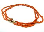 Antieke bloedkoralen ketting met gouden slot.
