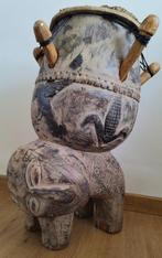 Afrikaanse handgesneden houten trommel op beeld, Antiek en Kunst, Ophalen