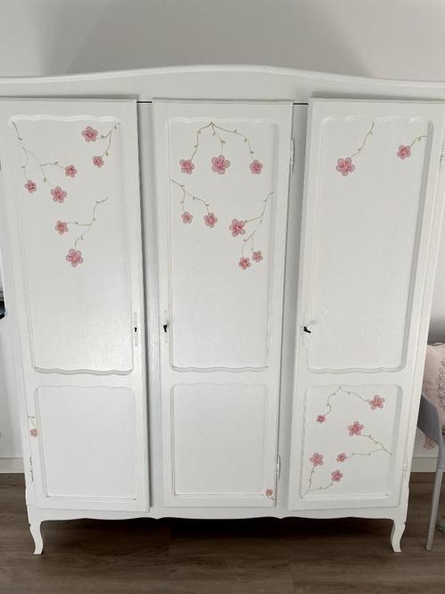 Brocante kast + nachtkastje: wit met roze bloemen, Kinderen en Baby's, Kinderkamer | Commodes en Kasten, Gebruikt, Kast, 105 cm of meer