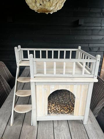 Kattenhuisje met trap (hout) beschikbaar voor biedingen