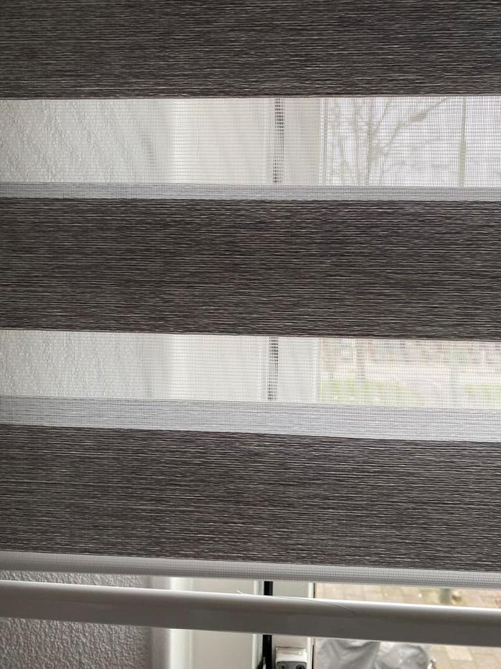 Nieuw grijs rolgordijn twee maand geleden gekocht voor 300€, Huis en Inrichting, Stoffering | Gordijnen en Lamellen, Zo goed als nieuw
