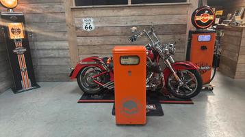 Antieke Harley Benzinepomp ter decoratie beschikbaar voor biedingen
