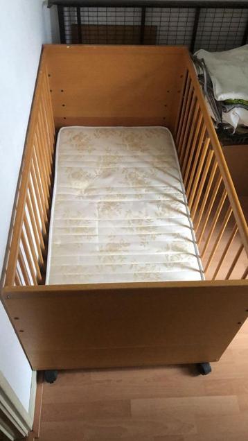 Houten ledikant met verstelbare bodem/ wielen +matras beschikbaar voor biedingen