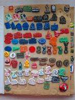 318x oude speldjes in album/ periode '50-'60, Verzamelen, Speldjes, Pins en Buttons, Ophalen of Verzenden, Zo goed als nieuw, Overige onderwerpen
