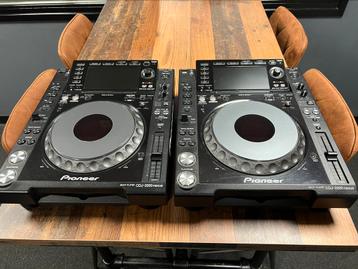 2x Pioneer DJ CDJ2000 NXS incl. Decksaver