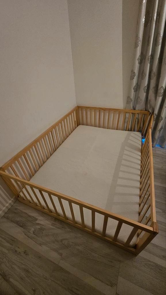 Houten kinderbed met deurtje, matras inbegrepen 140×200 cm, Kinderen en Baby's, Babywiegjes en Ledikanten, Gebruikt, Ledikant