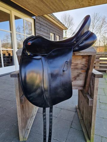 Albion SLK adjusta europa 17,5 inch dressuur zadel te koop beschikbaar voor biedingen