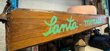Groot reclamebord surf Santa Monica Op schaaldeel vintage beschikbaar voor biedingen