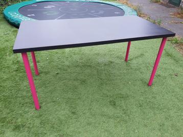 Mooie bureautafel met roze poten beschikbaar voor biedingen