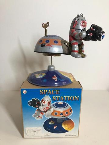 MARS-10 Ruimtestation, met Astronaut Robot beschikbaar voor biedingen