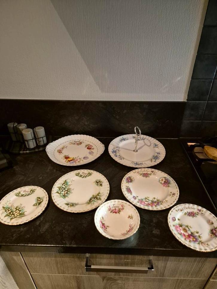 Royal Albert Maand Serie - Perfecte Staat!, Antiek en Kunst, Antiek | Servies los, Ophalen of Verzenden