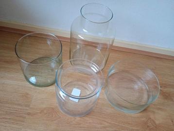 Drie vazen en een schaal van glas, samen €6.50 beschikbaar voor biedingen