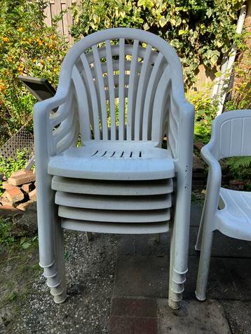 6 Witte Plastic Tuinstoelen beschikbaar voor biedingen