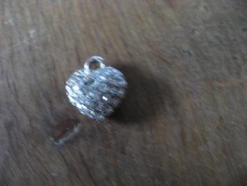 3 metalen hangertjes: 1 beertje en 2 hartjes beschikbaar voor biedingen
