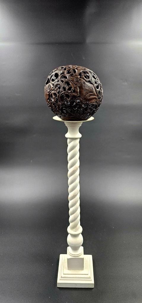 Scrimshaw handgesneden kokosnoot op twist wit houten voet, Antiek en Kunst, Kunst | Beelden en Houtsnijwerken, Ophalen of Verzenden