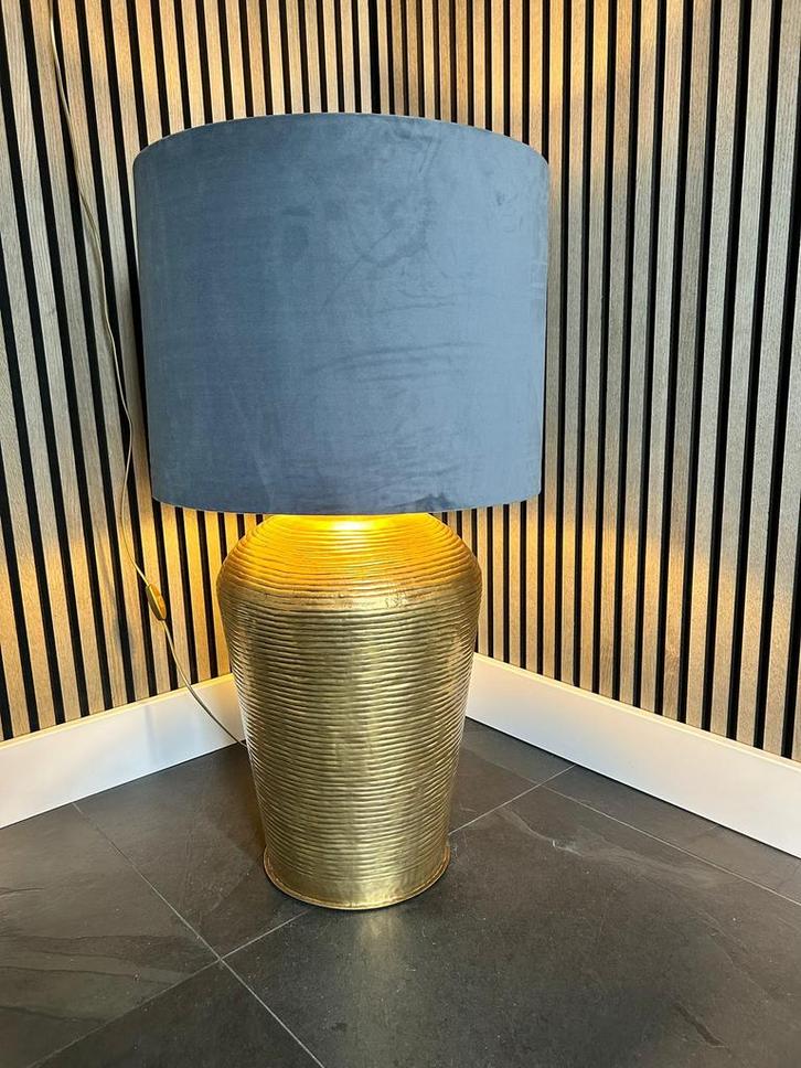 Mooie tafellamp Maison Manon blauwe kap, messing/gouden voet, Huis en Inrichting, Lampen | Tafellampen, Zo goed als nieuw, 50 tot 75 cm
