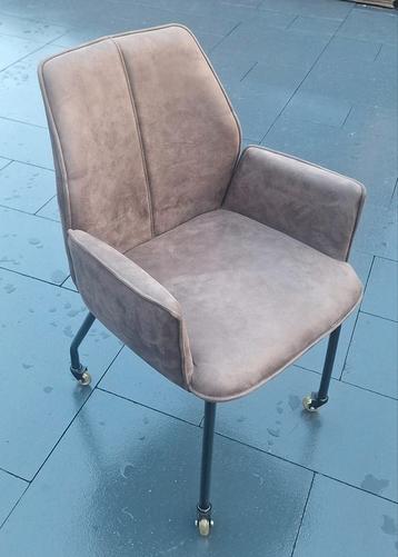 6 Verrijdbare Eetkamerstoelen in Zeer Goede Staat beschikbaar voor biedingen
